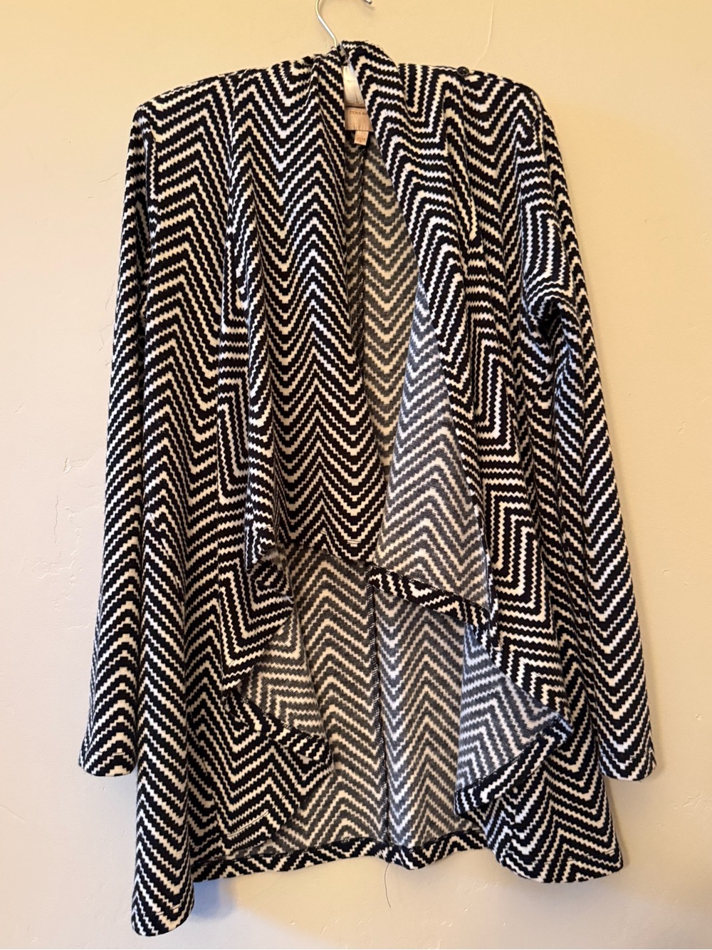 Skies Are Blue Black & White Chevron Open Draped Front Cardigan Sweater